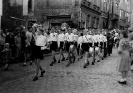 1956 Unter Vorantritt des Trommler und Pfeifer Korps marschiert der Umzug der Kindergilde aus der Deichstraße kommend auf den Marktplatz in Wilster
