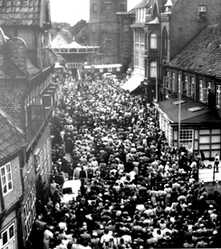 1954 Einläuten des Wilster Jahrmarkt 
vor dem Alten Rathaus auf der Straße Op de Göten