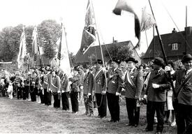 1963 Fest des Schützenvereins - Abordnungen befreundeter Vereine auf dem Sportplatz am Brook in Wilster