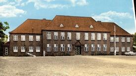 1970 das 1929 errichtete Schulgebäude in Wewelsfleth