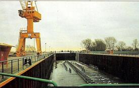 1880 Wewelsfleth - Dock und Portalkran der Peters Werft.
