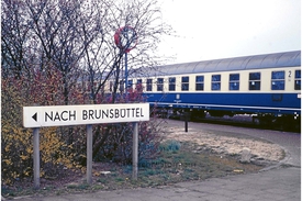 Bahnhof Wilster an der Marschbahn
Hinweis auf die abzweigende Nebenstrecke in Richtung Brunsbüttel