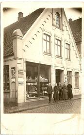 1913 Geschäftshaus für Kolonial- und Haushaltswaren von Johannes Josten in der Rathausstraße in der Stadt Wilster