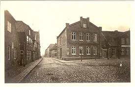 1880 Nordostecke des Markt Platzes und Einmündung der Burger Straße in Wilster