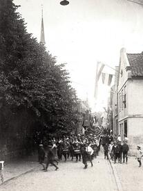 1920 Schulstraße (heutige Zingelstraße), Umzug der Kindergilde in der Stadt Wilster