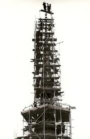 1967 Wetterhahn und Tonne der Wilsteraner Kirche wurden restauriert und auf der Turmspitze wieder montiert von der Firma Bruno Wilckens, Wilster