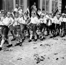 1957 Festumzug der Kinder-Gilde marschiert durch die Deichstraße in Wilster