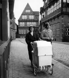 1932 Spaziergang über die Marktstraße (heutige Op de Göten) in der Stadt Wilster