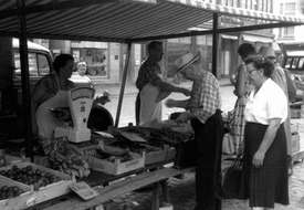 1960 Wochenmarkt auf dem Marktplatz in Wilster