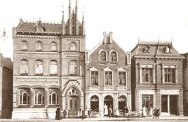 1906 Häuser an der südlichen Seite des Marktplatzes in der Stadt Wilster