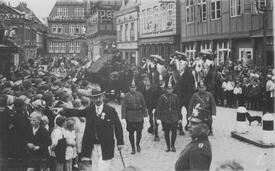 1932 Umzug zum 650ten Stadtjubiläum der Stadt Wilster - Historien Gruppen auf der Straße Op de Göten