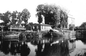 1960 Wilsterau, Liegeplatz für Ewer Wilsteraner Schiffer im Hafen am Brook - Allee, Schweinsbrücke in Wilster