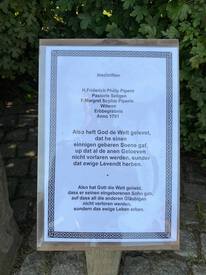 2020 Informationstafel zu einer historische Grabstele auf dem Friedhof der Stadt Wilster