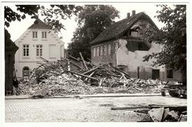 1963 Abbruch der baufälligen alten Turnhalle am Markt in der Stadt Wilster 