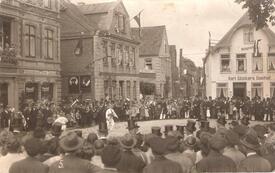 1926 Fahnenschwenken der Bürger-Schützen-Gilde auf dem Marktplatz in Wilster