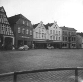 1961 westliche Häuserzeile am Marktplatz der Stadt Wilster