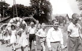 1952 Kinderfest der Schule Krummendiek - Umzug durch das Dorf